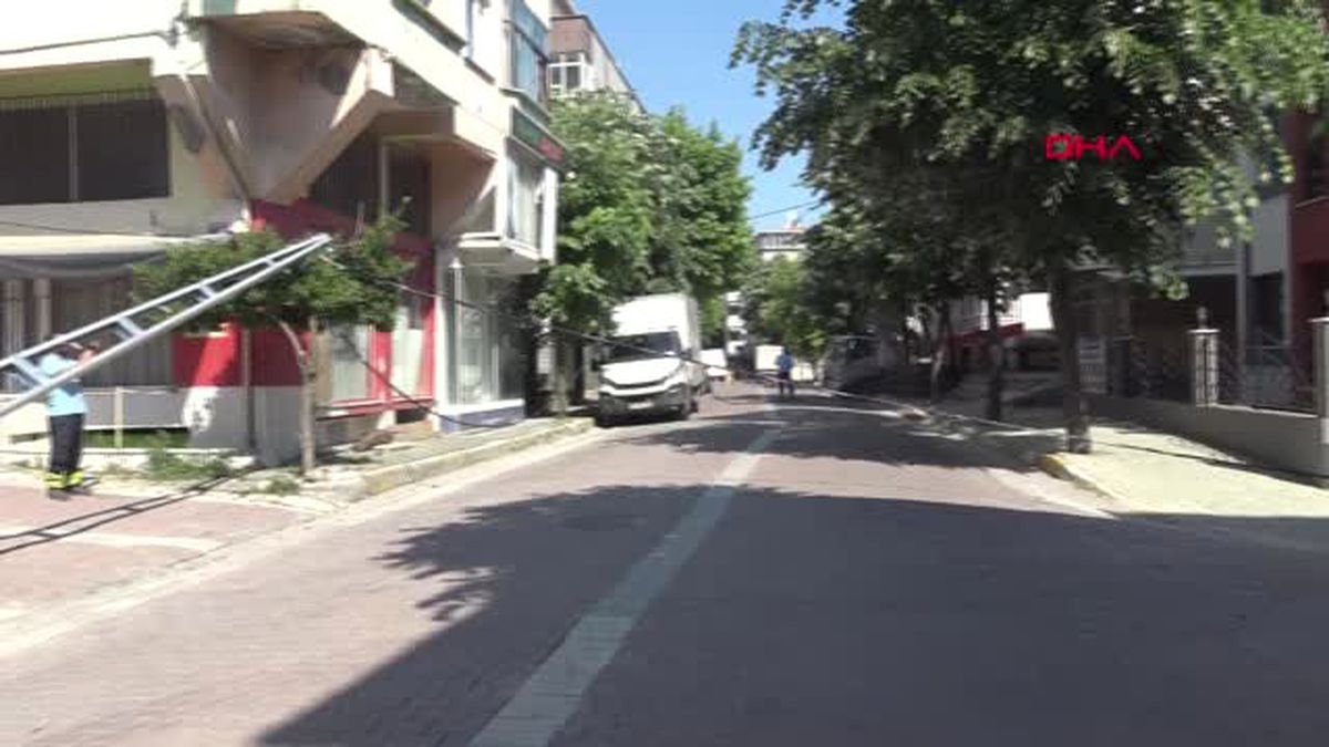 İSTANBUL- ÇEKİCİNİN ANTENİ HATLARI KOPARDI, ELEKTRİK DİREĞİNİ EĞDİ