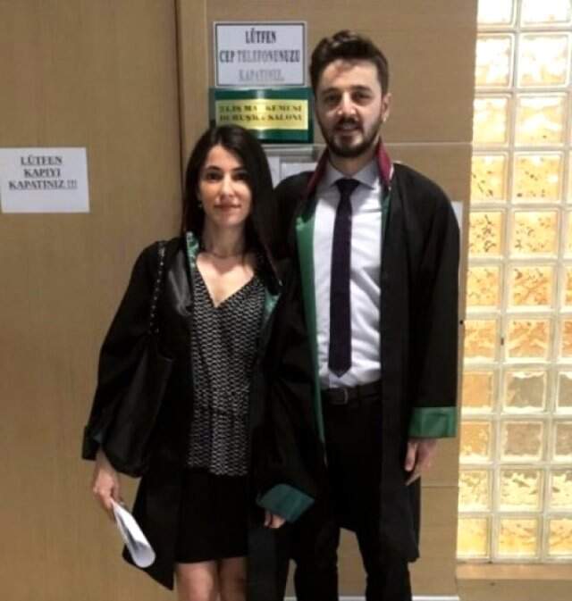 Kadın avukatın etek boyuna karışan hakime etekli protesto