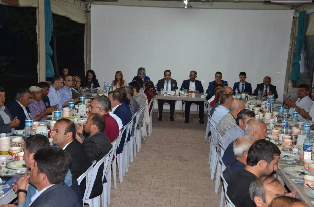 Kaymakam Zengince muhtarlarla iftarda buluşturdu