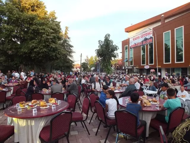 Pazaryeri'nde 3 bin kişilik iftar Pazaryeri'nde 3 bin kişilik iftar