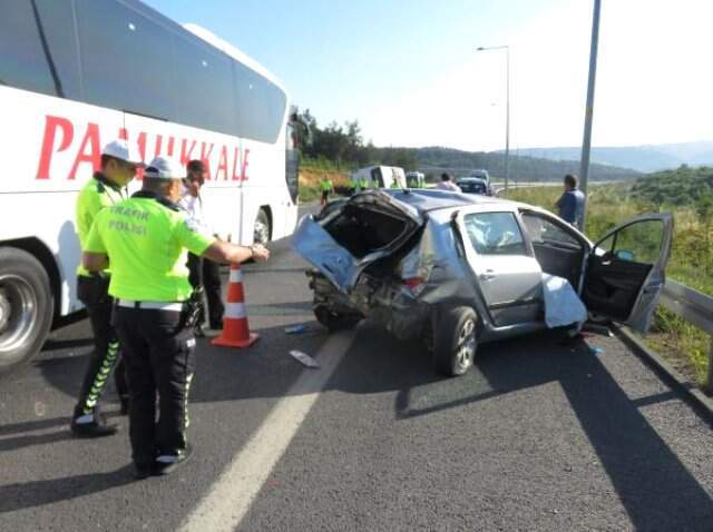 Son Dakika! İstanbul'da yolcu otobüsüyle otomobil çarpıştı: 1 ölü, 15 yaralı
