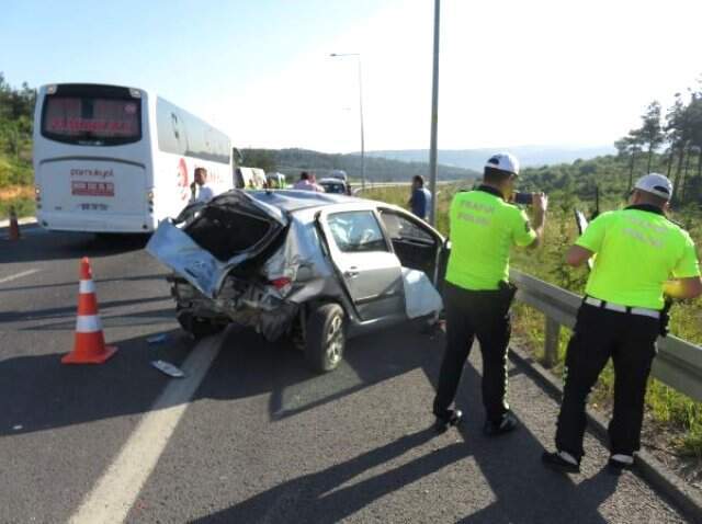 Son Dakika! İstanbul'da yolcu otobüsüyle otomobil çarpıştı: 1 ölü, 15 yaralı