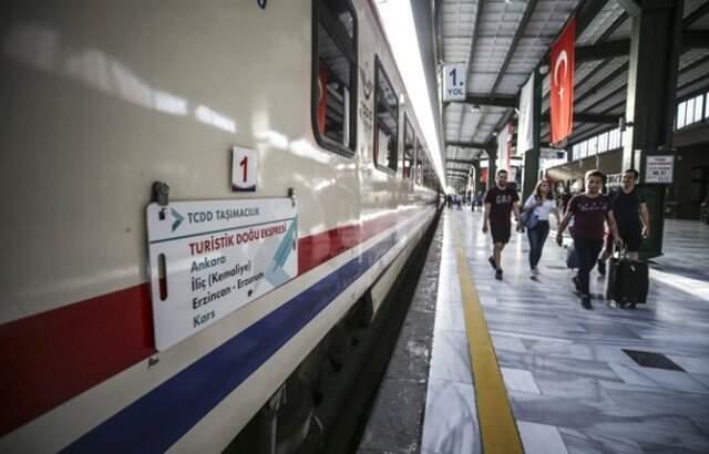 Turistik Doğu Ekspresi'nin ilk yolcuları Kars'ta karanfillerle karşılandı