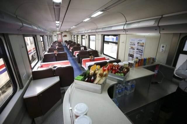 Turistik Doğu Ekspresi'nin ilk yolcuları Kars'ta karanfillerle karşılandı