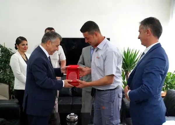 Yangından baba ve oğlunu kurtaran sayaç okuma memuru ödüllendirildi Yangından baba ve oğlunu kurtaran sayaç okuma memuru ödüllendirildi