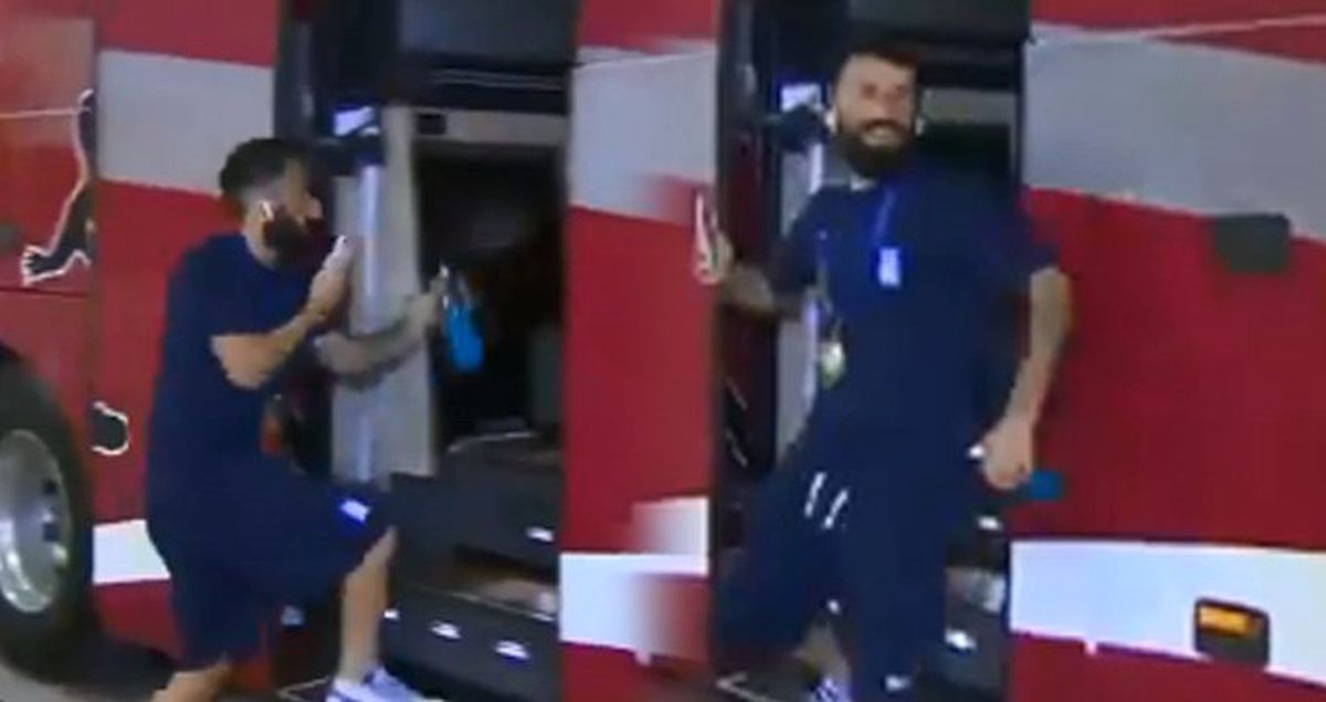 Yunan futbolcu, A Milli Takımımızın otobüsüne bindi!