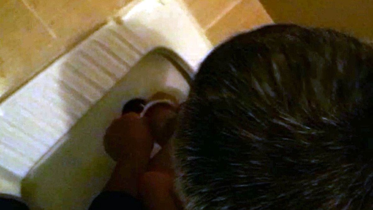 Küçük çocuğun zor anları! Ayağı tuvalet giderine sıkıştı