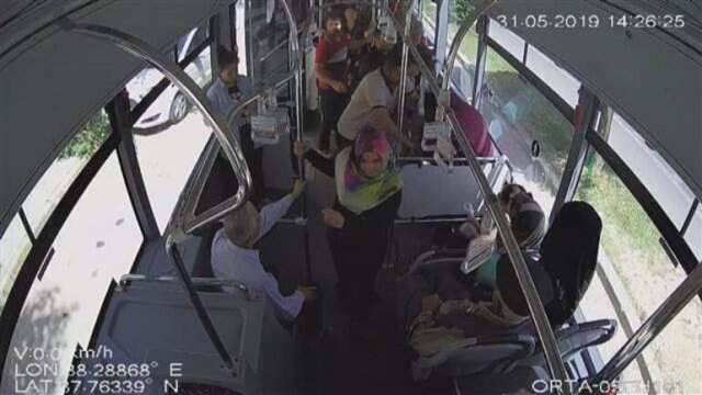 Belediye otobüsünde yumruk yumruğa kavga ettiler