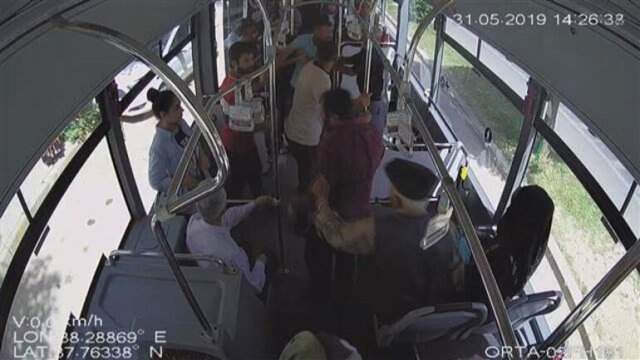 Belediye otobüsünde yumruk yumruğa kavga ettiler
