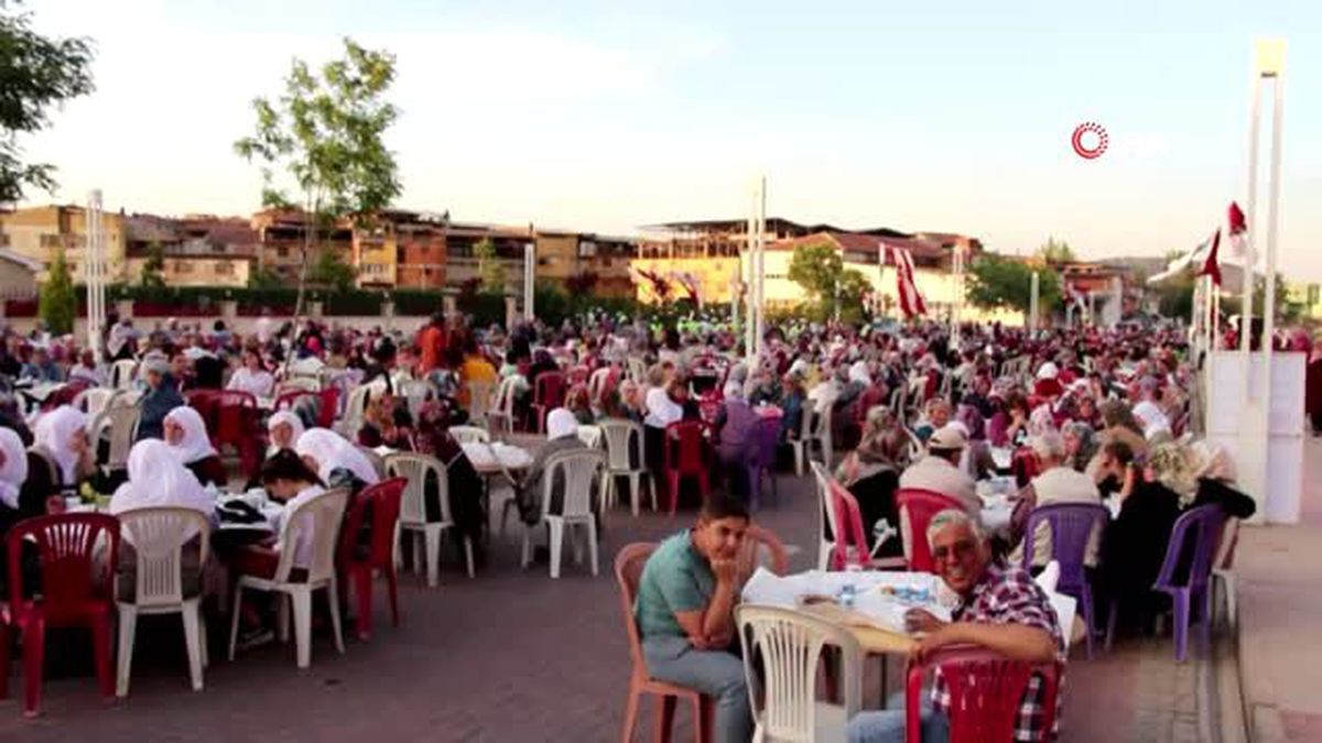 Binlerce Kulalı Kadir Gecesi'nde iftarda buluştu