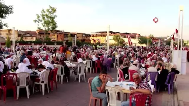 - Binlerce Kulalı Kadir Gecesi'nde iftarda buluştu - Binlerce Kulalı Kadir Gecesi'nde iftarda buluştu