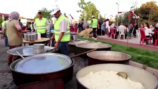 - Binlerce Kulalı Kadir Gecesi'nde iftarda buluştu - Binlerce Kulalı Kadir Gecesi'nde iftarda buluştu