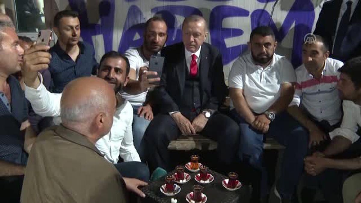 Cumhurbaşkanı Erdoğan, Gebze-Harem minibüs durağını ziyaret ederek şoförlerle sohbet etti, çay içti