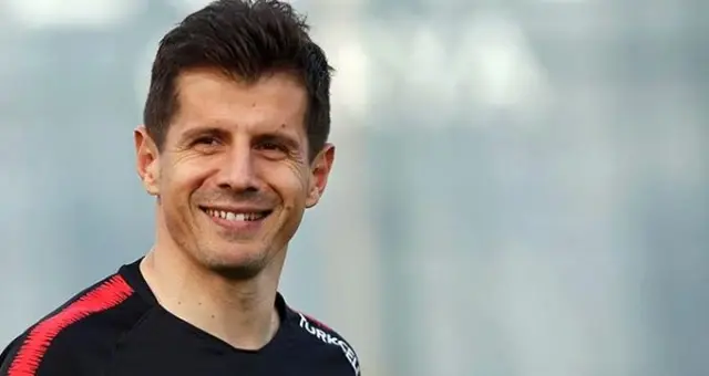 Emre Belözoğlu: 1 sene daha oynamak istiyorum, olmazsa futbolu bırakacağım Emre Belözoğlu: 1 sene daha oynamak istiyorum, olmazsa futbolu bırakacağım