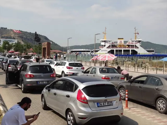 Feribot seferleri ve bağlantı yollarında trafik yoğunluğu Feribot seferleri ve bağlantı yollarında trafik yoğunluğu