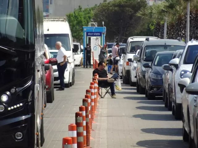 Feribot seferleri ve bağlantı yollarında trafik yoğunluğu Feribot seferleri ve bağlantı yollarında trafik yoğunluğu