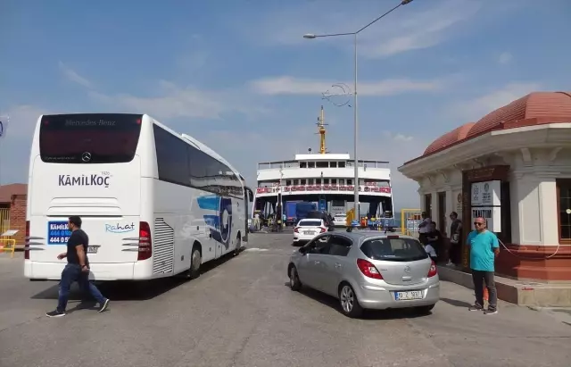 Feribot seferleri ve bağlantı yollarında trafik yoğunluğu Feribot seferleri ve bağlantı yollarında trafik yoğunluğu