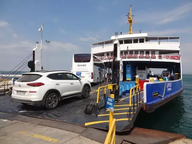 Feribot seferleri ve bağlantı yollarında trafik yoğunluğu Feribot seferleri ve bağlantı yollarında trafik yoğunluğu