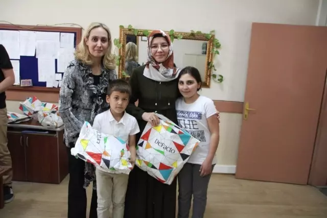 Gönül Elçilerinden öğrencilere bayram hediyesi Gönül Elçilerinden öğrencilere bayram hediyesi