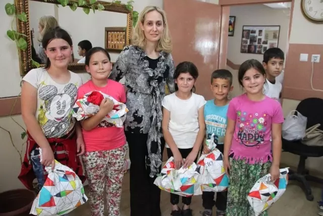 Gönül Elçilerinden öğrencilere bayram hediyesi Gönül Elçilerinden öğrencilere bayram hediyesi