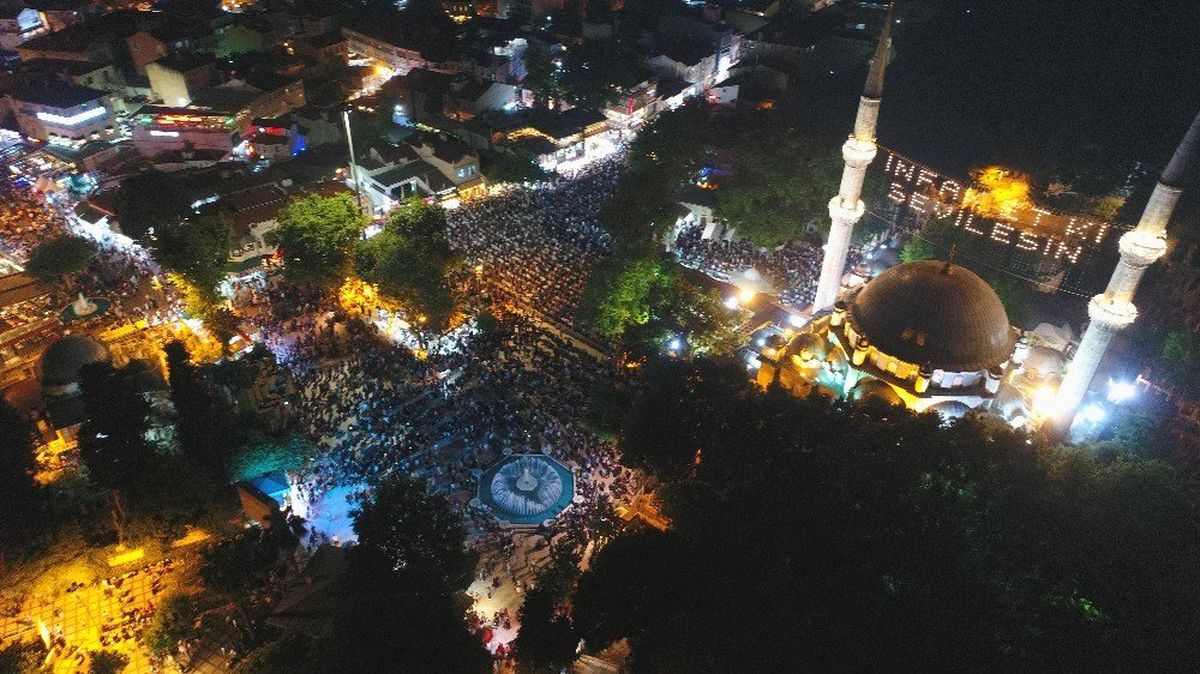Kadir gecesinde vatandaşlar teravih namazı için Eyüpsultan'a akın etti