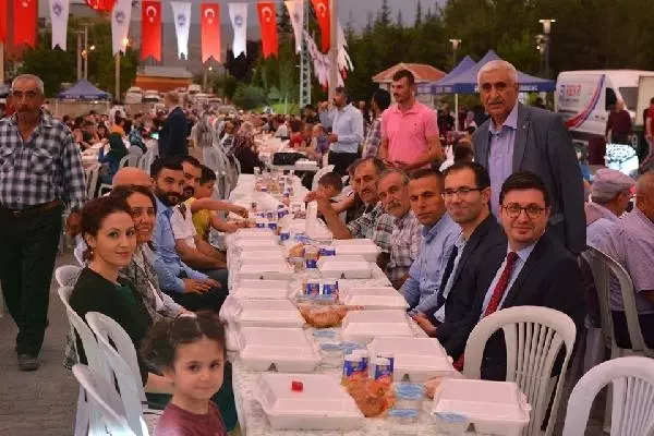 Kalecikte 5 bin kişi iftarda buluştu Kalecikte 5 bin kişi iftarda buluştu