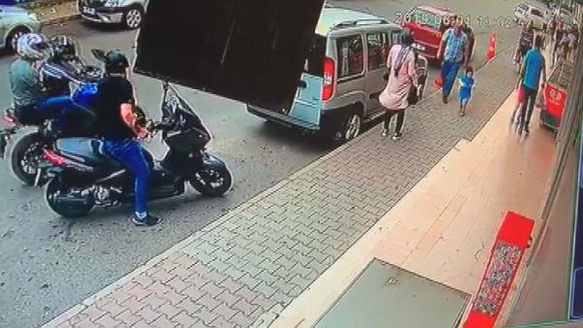 Motosikletli saldırganlar, fırının önünde bekleyen kadına kurşun yağdırdı! O anlar kamerada