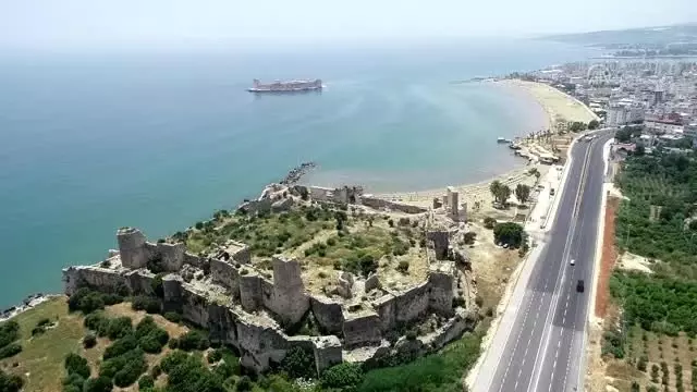 Kızkalesi'nde turizmcilerin yüzünü bayram tatili güldürdü Kızkalesi'nde turizmcilerin yüzünü bayram tatili güldürdü