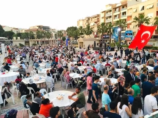 Menemen'de 2 bin kişilik iftar Menemen'de 2 bin kişilik iftar