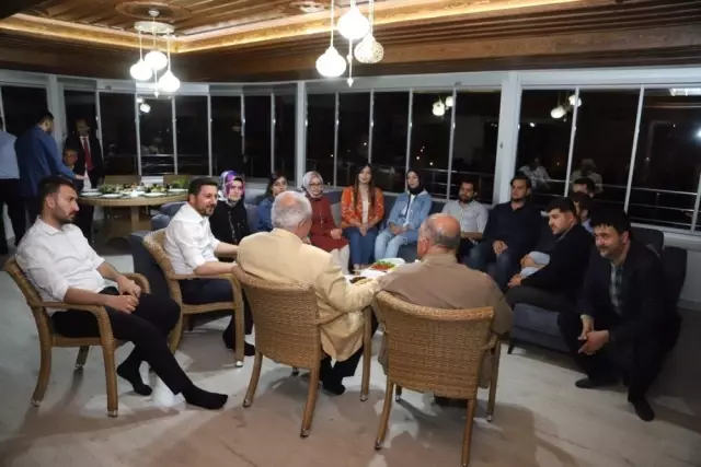 Nevşehir Belediye Başkanı Rasim Arı, gençleri sahurda evinde misafir etti
