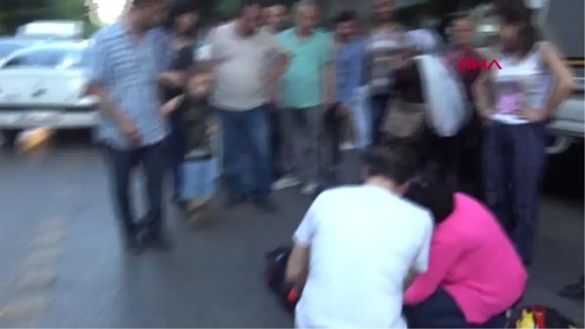 OTOMOBİLE ÇARPAN MOTOSİKLET SÜRÜCÜSÜ AĞIR YARALANDI