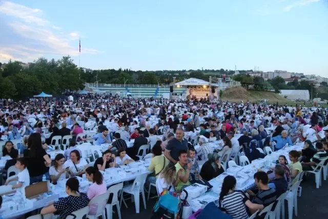 Sahil manzaralı 10 bin kişilik iftar Sahil manzaralı 10 bin kişilik iftar