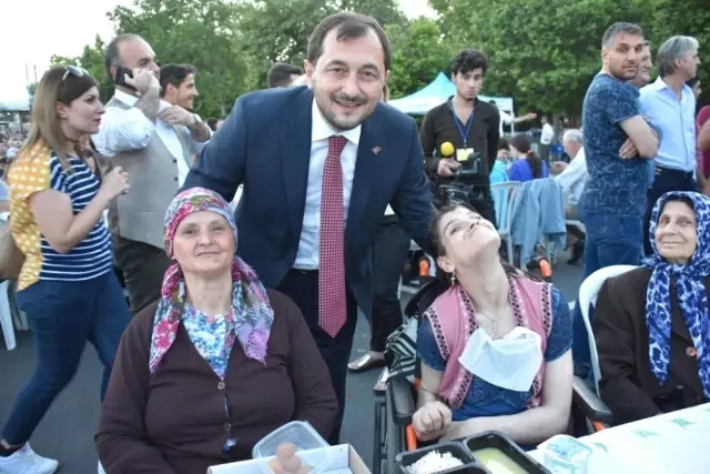 Sahil manzaralı 10 bin kişilik iftar Sahil manzaralı 10 bin kişilik iftar