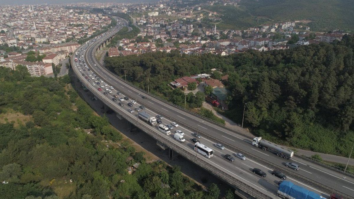 TEM Otoyolu'nda bayram trafiği! Durma noktasına geldi