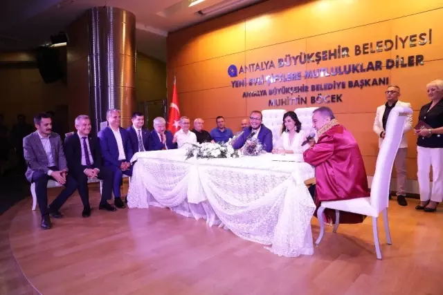 Başkan Böcek'ten esprili nikah akdi