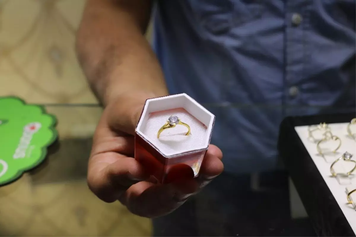 Bayrama özel 'tek taş yüzük'