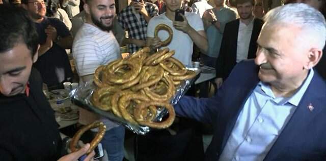 Binali Yıldırım, Bakan Varank'ın sahur davetine bir tepsi simitle katıldı