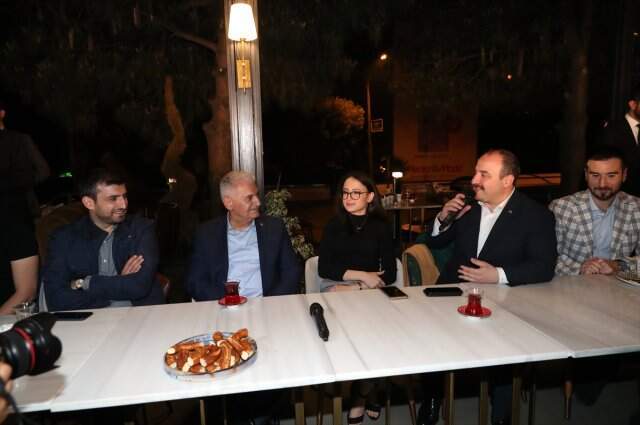 Binali Yıldırım, Bakan Varank'ın sahur davetine bir tepsi simitle katıldı