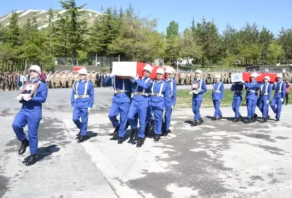 Çukurca'daki çatışmada şehit olan 2 asker, memleketlerine uğurlandı