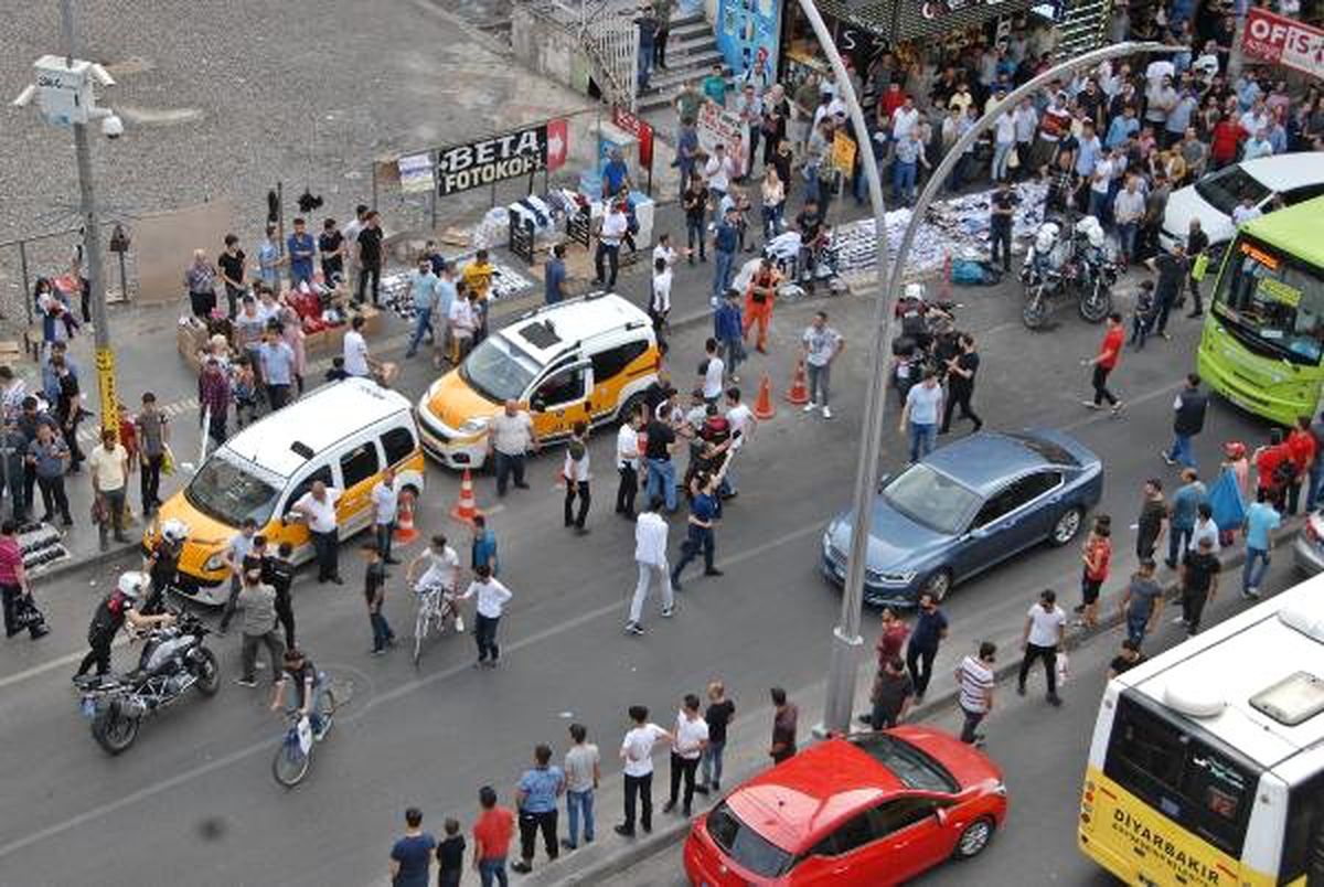 Diyarbakır'da cadde ortasında kavga; çok sayıda gözaltı