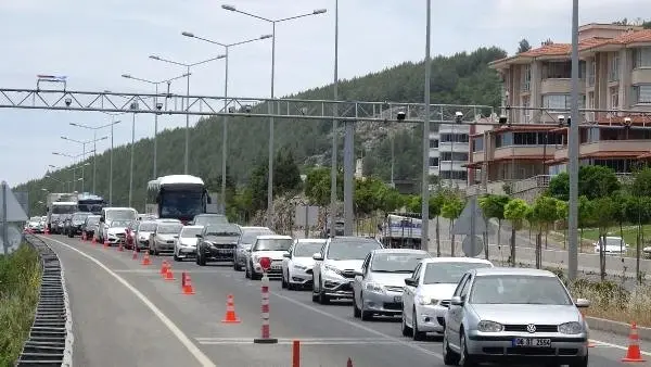 Ege'nin gözde turizm merkezlerine tatilci akını Ege'nin gözde turizm merkezlerine tatilci akını