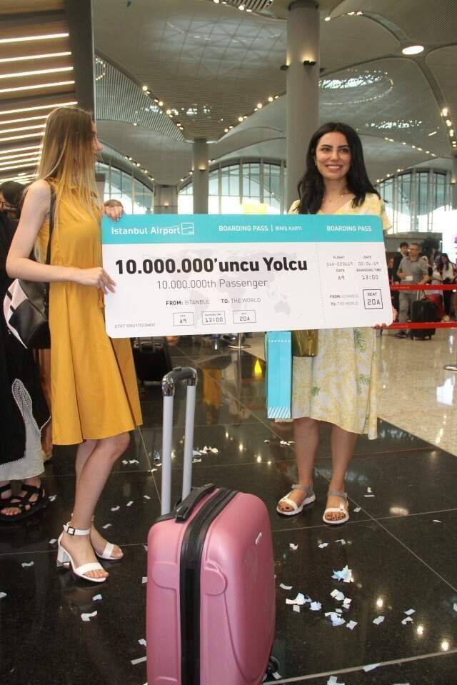 İstanbul Havalimanı'nda 10 milyonuncu yolcuya sürpriz karşılama