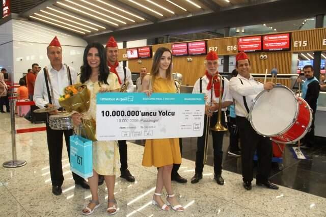 İstanbul Havalimanı'nda 10 milyonuncu yolcuya sürpriz karşılama