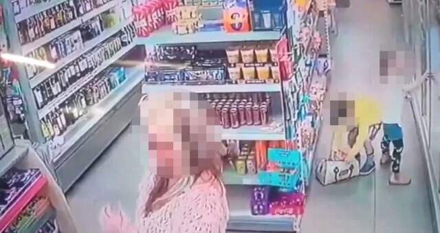 Kadınlar market sahibinin dikkatini dağıttı, iki çocuk hırsızlık yaptı