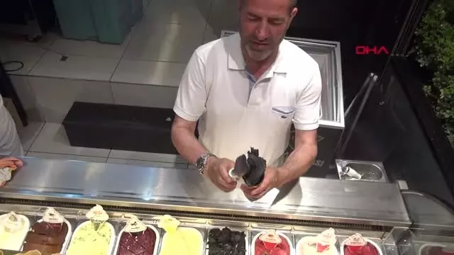 Siyah Maraş dondurması üretildi! 7 ülkede satışa sunulacak Siyah Maraş dondurması üretildi! 7 ülkede satışa sunulacak