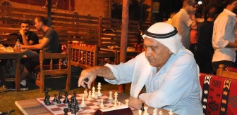 Kızıltepe'de vatandaşlar sahura kadar satranç oynuyor