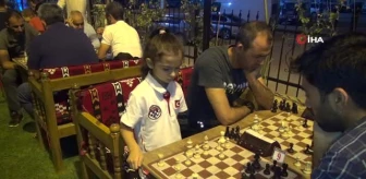 Kızıltepe'de vatandaşlar sahura kadar satranç oynuyor