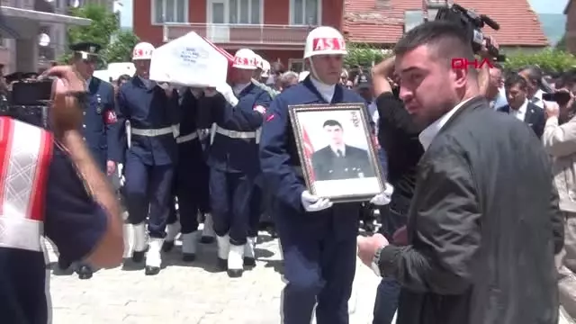 Kütahya Bayram ziyaretine gideceği memleketine şehit cenazesi getirildi 1 Kütahya Bayram ziyaretine gideceği memleketine şehit cenazesi getirildi 1