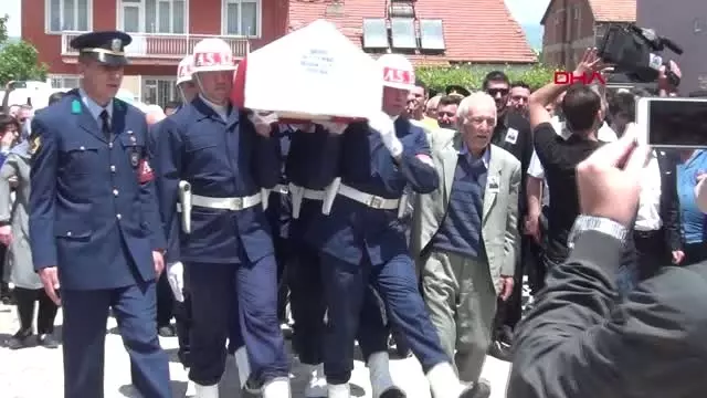 Kütahya Bayram ziyaretine gideceği memleketine şehit cenazesi getirildi 1 Kütahya Bayram ziyaretine gideceği memleketine şehit cenazesi getirildi 1