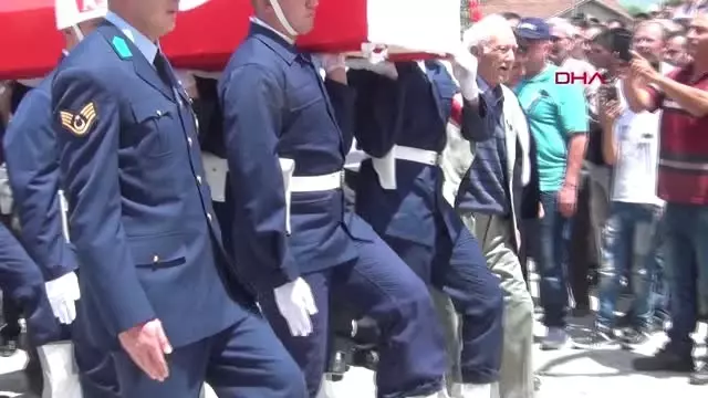 Kütahya Bayram ziyaretine gideceği memleketine şehit cenazesi getirildi 1 Kütahya Bayram ziyaretine gideceği memleketine şehit cenazesi getirildi 1